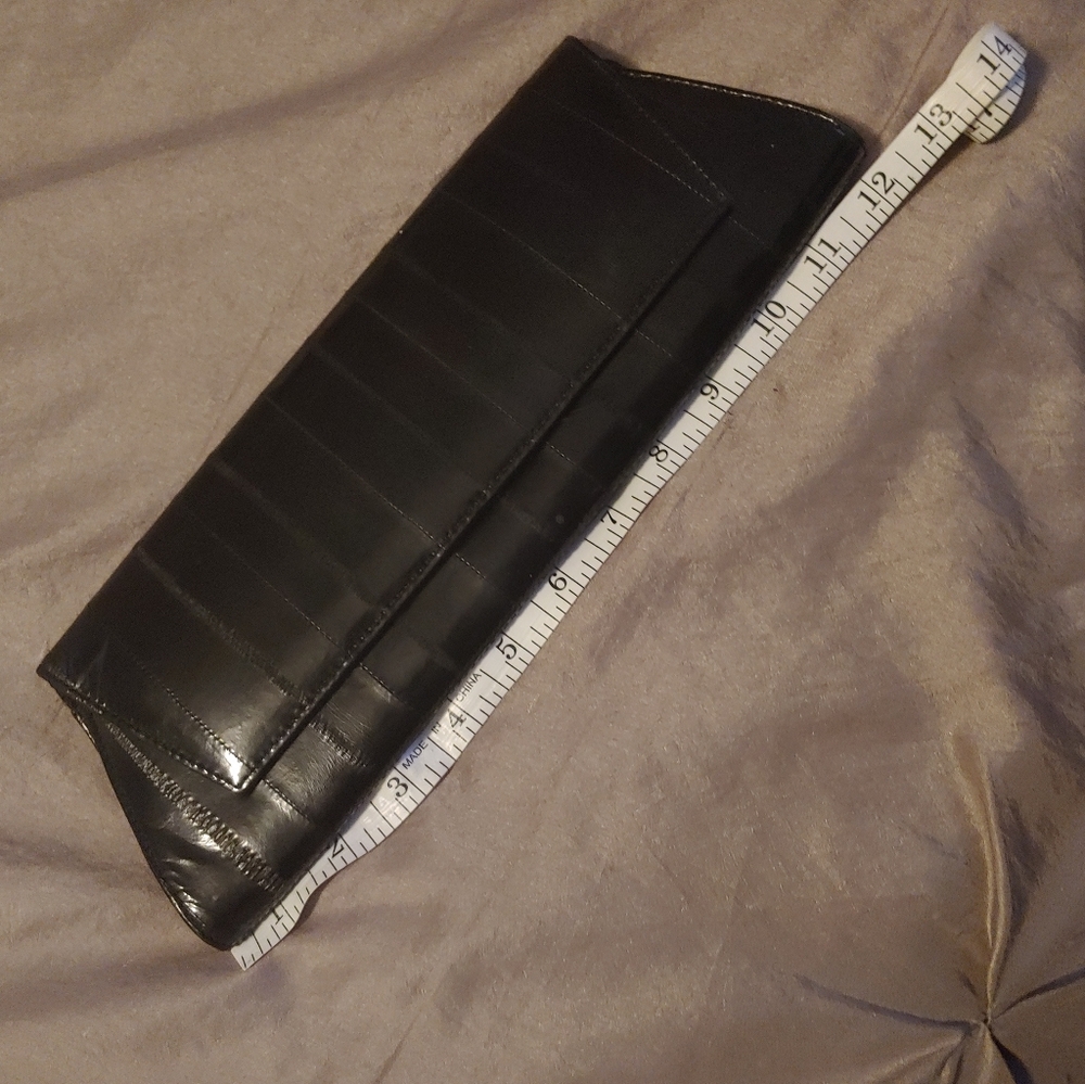 Kenneth Cole Clutch ... 🤩...very classy! - Picture 2 of 5
